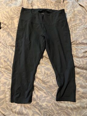 Zella Black Capri Leggings with Side Pockets